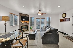 電視、壁爐、書籍