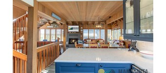 100 feet to the beach, dog friendly, spacious. Quintessential Beach House!