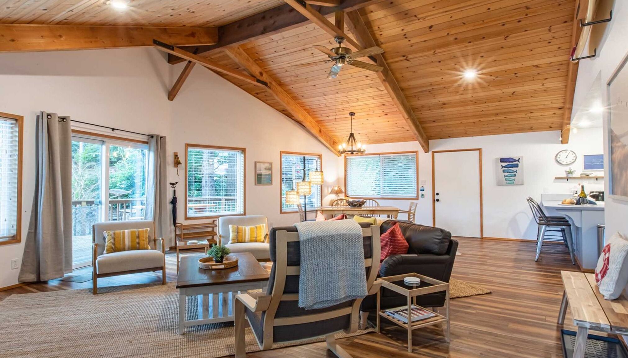 Een smart-tv, een open haard, een dvd-speler en boeken