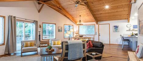 Smart-TV, Kamin, DVD-Player, Bücher