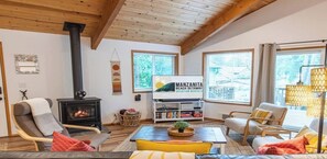 Smart TV, fireplace - Awave Away (Manzanita)