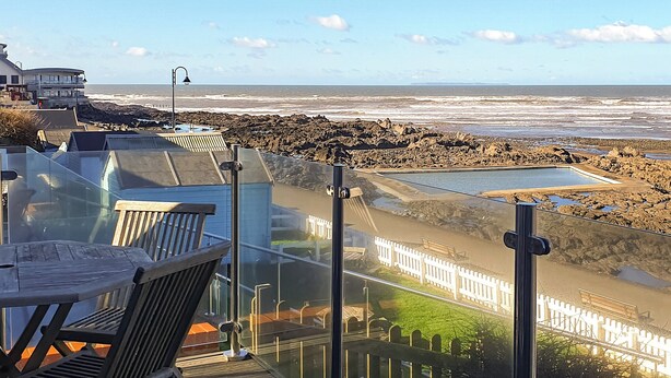 A balcony with a view of the rocky coastline and the sea. - A seaside sanctuary perched on the shores of Westward Ho. (Westward Ho!)