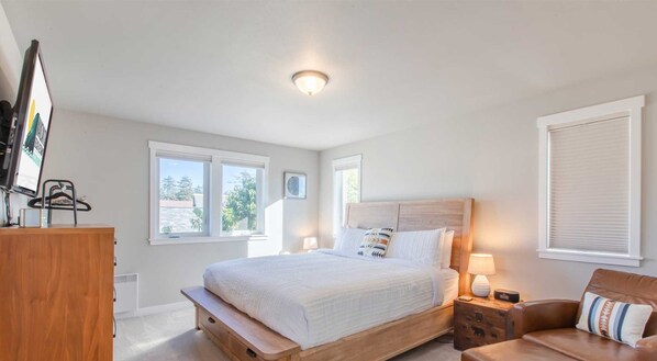 4 bedrooms, desk, iron/ironing board, travel crib