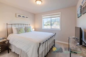 4 habitaciones, escritorio y tabla de planchar con plancha 