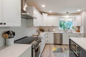 Fridge, microwave, oven, stovetop - New construction on a dead-end street and close to everything (Manzanita)