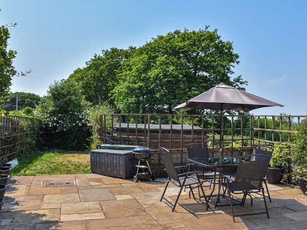 Outdoor dining - Relaxing country retreat or base to explore the area. (Cynheidre)