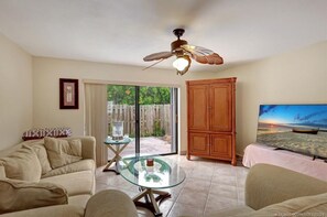 Smart TV, DVD player - furnished Townhome Across the street from the beach!! (Jensen Beach)
