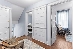 6 bedrooms, desk, iron/ironing board, free WiFi