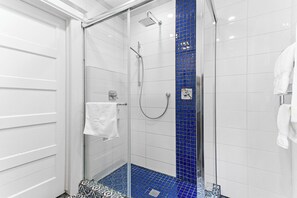 Shower, eco-friendly toiletries, towels