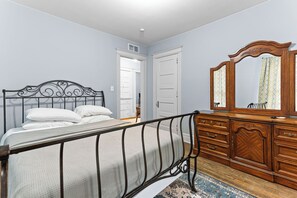 3 bedrooms, desk, iron/ironing board, free WiFi