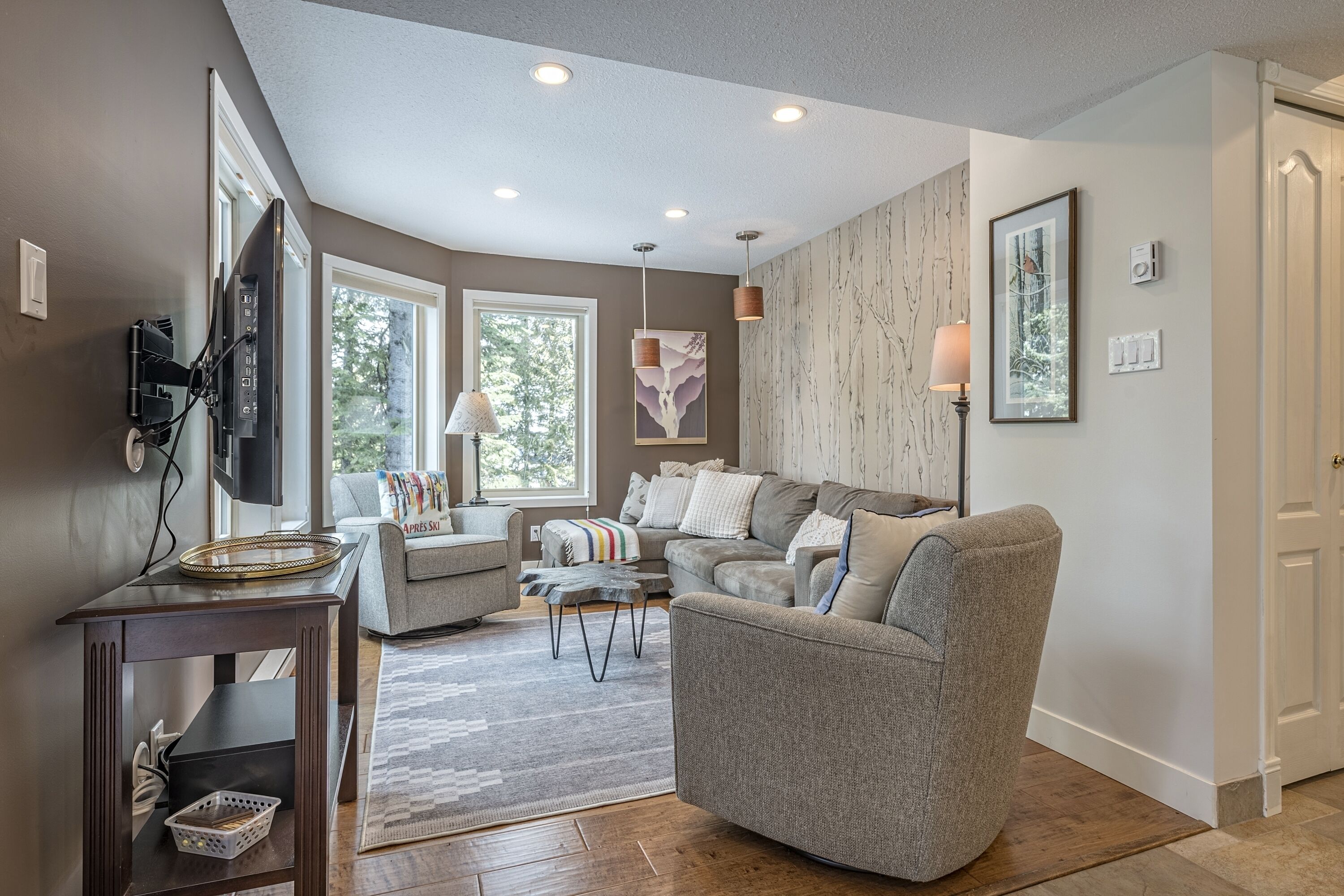 2 Bed/2 Bath Suite On Skiway - Hot Tub, Laundry, Storage Room, Heated Floors! - Armstrong