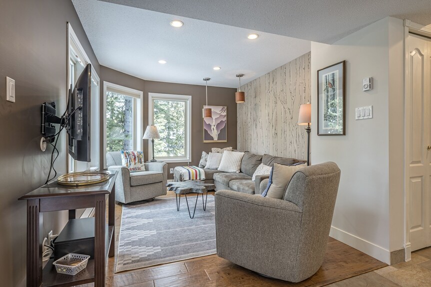 2 Bed/2 Bath Suite On Skiway - Hot Tub, Laundry, Storage Room, Heated Floors! - Armstrong