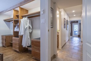 Interior - 2 Bed/2 Bath Suite On Skiway - Hot Tub, Laundry, Storage Room, Heated Floors! (Star Mountain)