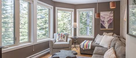 Una Smart TV, una chimenea