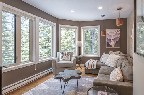 2 Bed/2 Bath Suite On Skiway - Hot Tub, Laundry, Storage Room, Heated Floors!