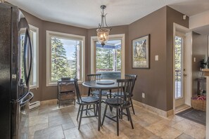Dining - 2 Bed/2 Bath Suite On Skiway - Hot Tub, Laundry, Storage Room, Heated Floors! (Star Mountain)