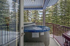 Terrace/patio - 2 Bed/2 Bath Suite On Skiway - Hot Tub, Laundry, Storage Room, Heated Floors! (Star Mountain)
