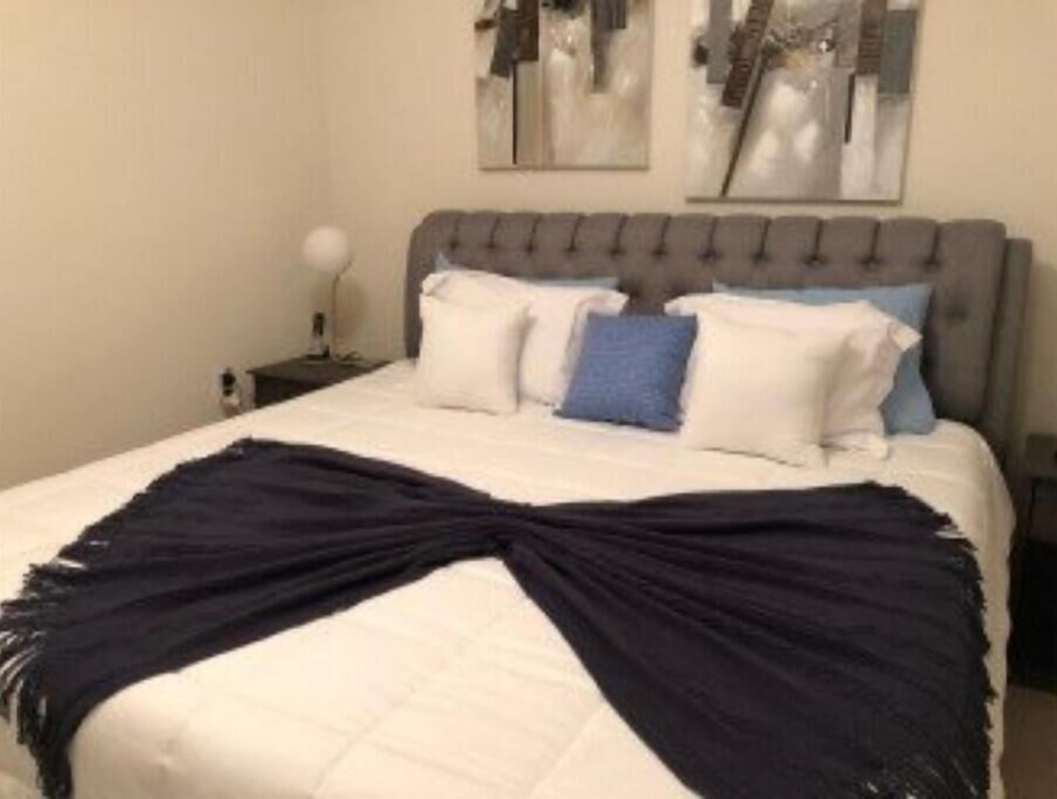 2 sovrum, värdeförvaringsskåp på rummet och skrivbord