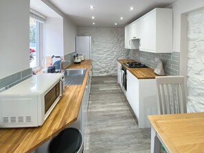 Dishwasher - 2 bedroom accommodation in Penmaenmawr, near Conwy (Penmaenmawr, near Conwy)
