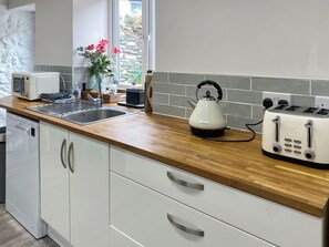 Dishwasher - 2 bedroom accommodation in Penmaenmawr, near Conwy (Penmaenmawr, near Conwy)