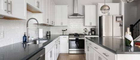 Refrigerador, microondas, horno, placa de cocina