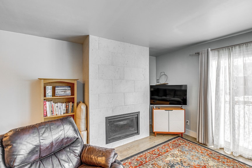 Near Hiking: Cozy Anchorage Retreat W/ Fireplace! - Anchorage, AK
