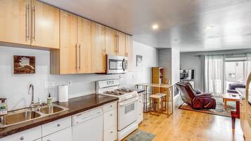Fridge, microwave, stovetop, dishwasher