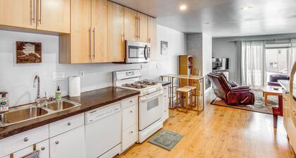 Near Hiking: Cozy Anchorage Retreat w/ Fireplace!