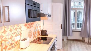 Coffee/tea maker, fridge, microwave, oven
