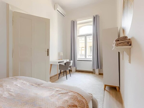 3 bedrooms, iron/ironing board, WiFi, bed sheets