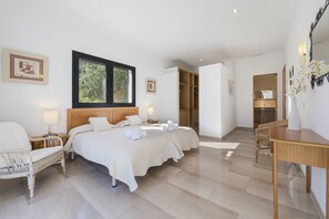 4 bedrooms, iron/ironing board, free WiFi, bed sheets
