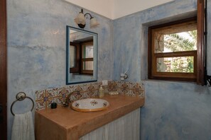 Chuveiro, secador de cabelo, bidê, toalhas de banho
