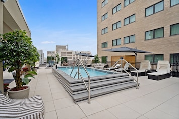 Pool View with Beautiful Cityscape!
