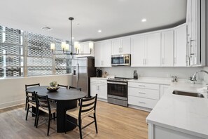 Refrigerador, horno, parrilla de estufa y lavavajillas 