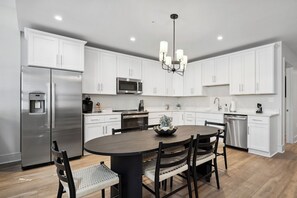 Refrigerador, horno, parrilla de estufa y lavavajillas 