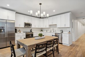 Frigorífico, horno, placa de cocina y lavavajillas