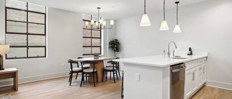 Four, plaque de cuisson, lave-vaisselle, cafetière/bouilloire