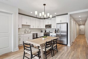 雪櫃、微波爐、焗爐、爐具