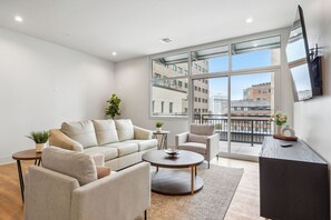 Living area - The Eleanor PH 2 - 4BD/3B - All Kings, Patio (New Orleans)