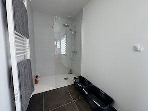 Dusche, Haartrockner, Handtücher, Seife
