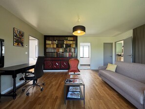 TV, fireplace, table tennis, books