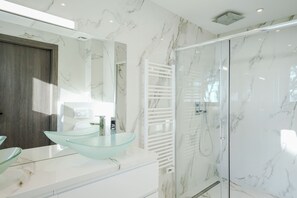 Douche, baignoire à remous, séchoir à cheveux, serviettes fournies