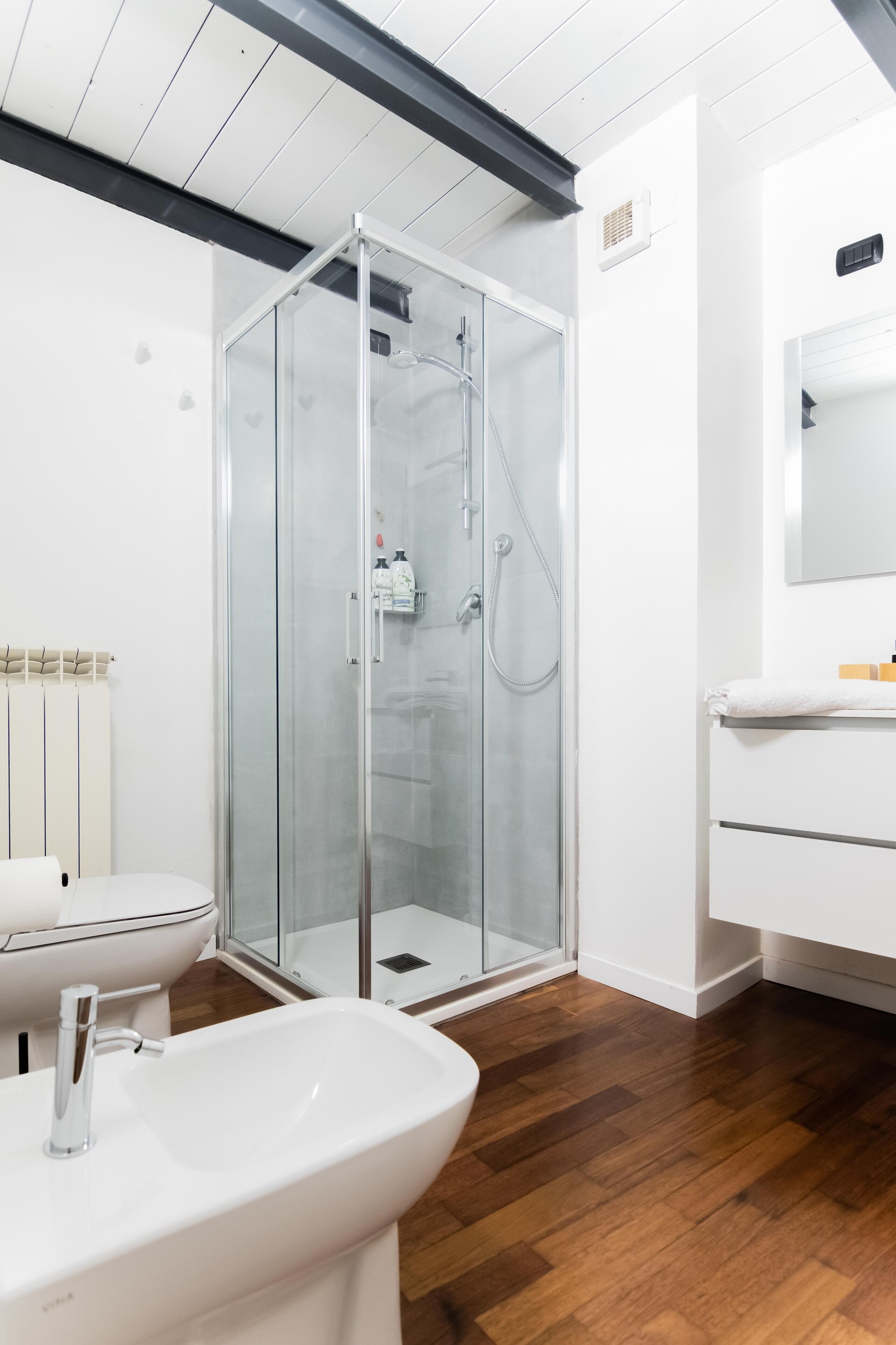 Ducha, artículos de higiene personal gratuitos y secador de pelo