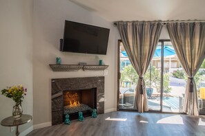 Smart TV, chimenea, libros