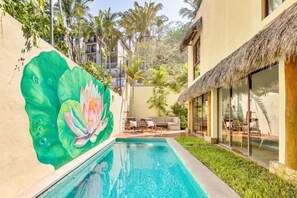 Utomhuspool och uppvärmd pool