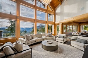 Smart-TV, Kamin, Stereoanlage