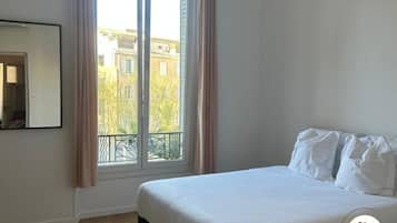 3 bedrooms, travel crib, WiFi, bed sheets