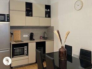 Køleskab, mikrobølgeovn, ovn, kogeplade