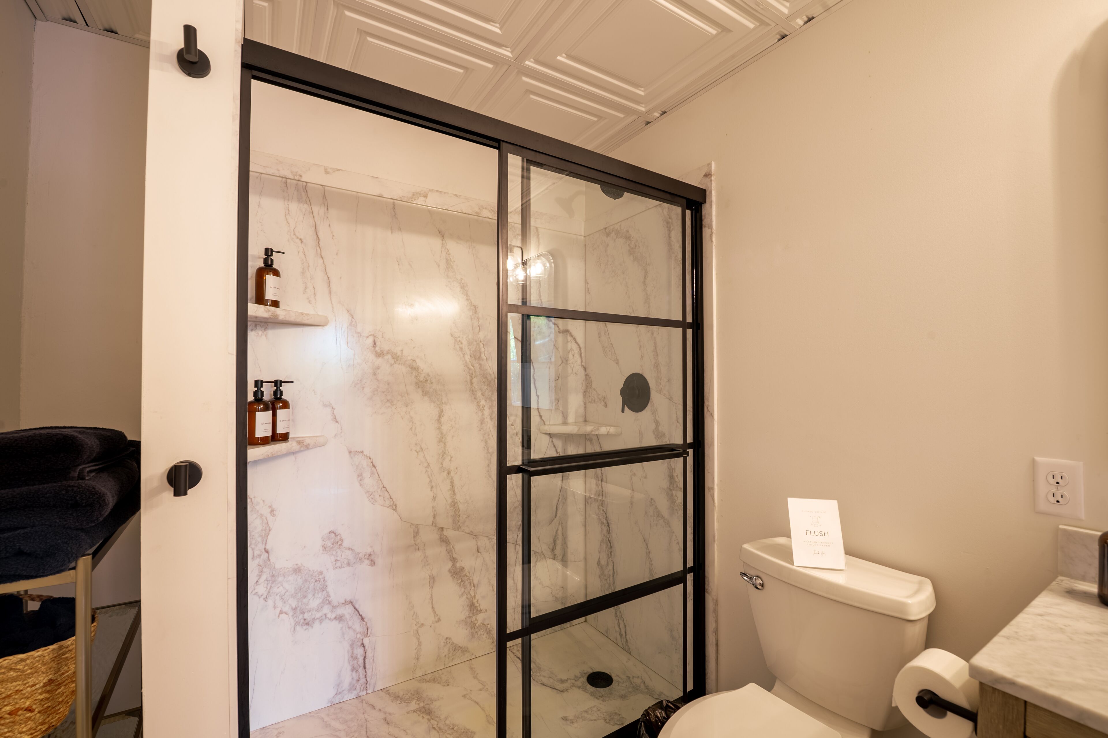 Douche, sèche-cheveux, serviettes fournies, savon