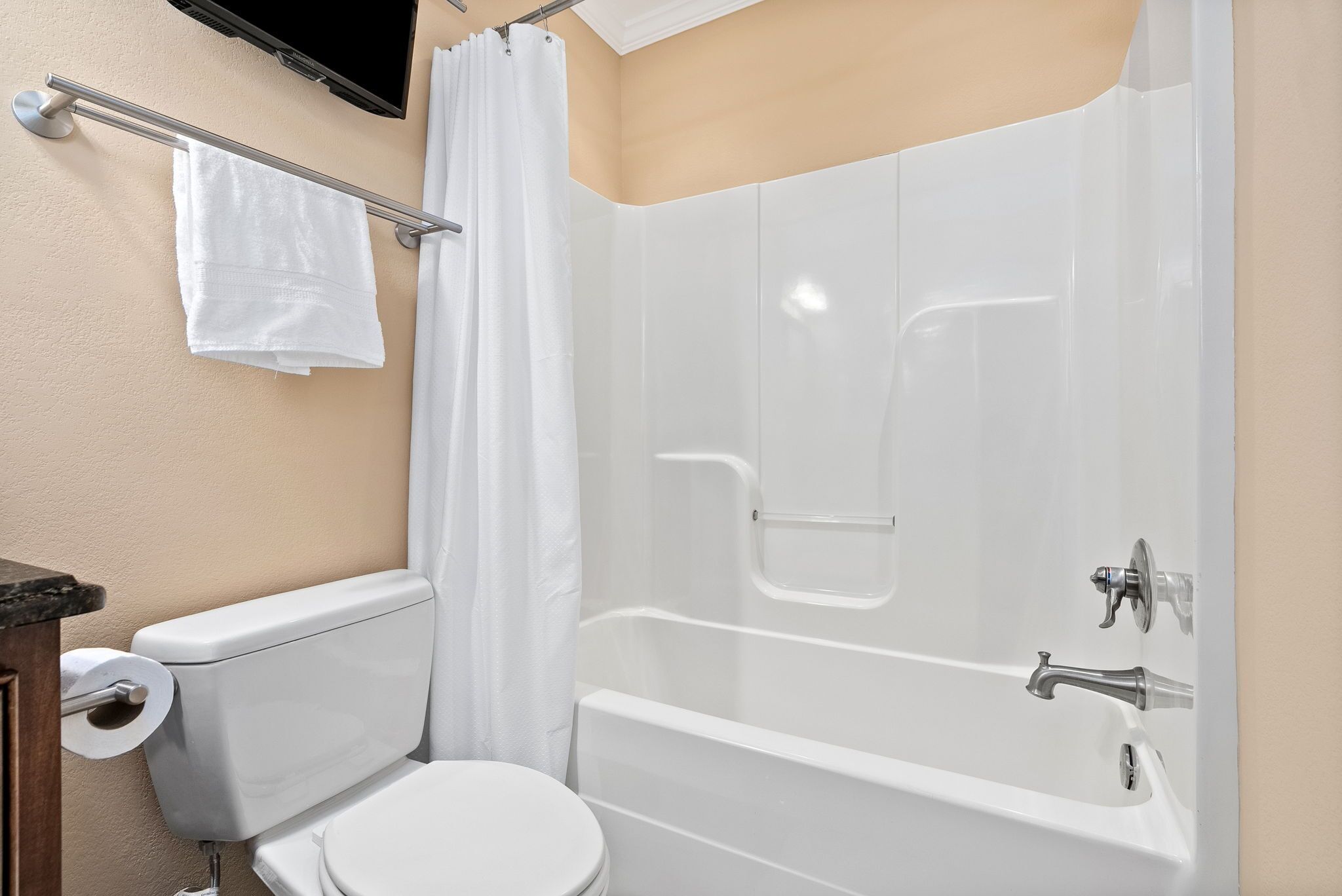 Sèche-cheveux, serviettes fournies, savon, shampoing
